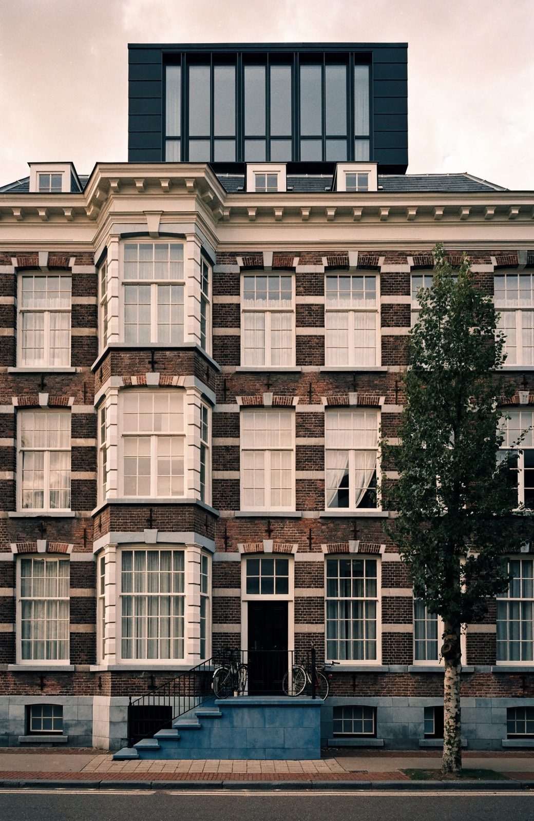 Herenhuis in het Museumkwartier met terugliggend modern topvolume