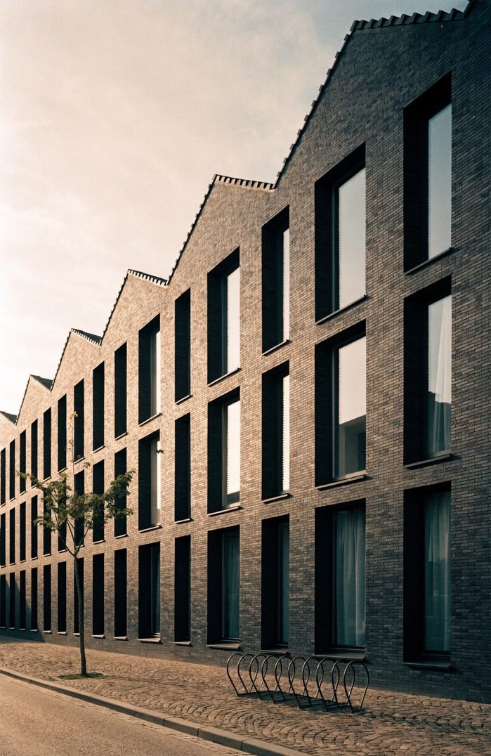 Hedendaags bakstenen volume op een voormalig werfterrein