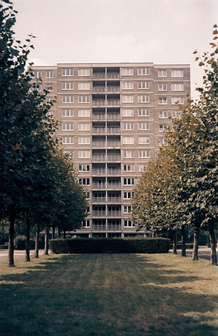 Naoorlogs woongebouw aan een groene laan in Buitenveldert